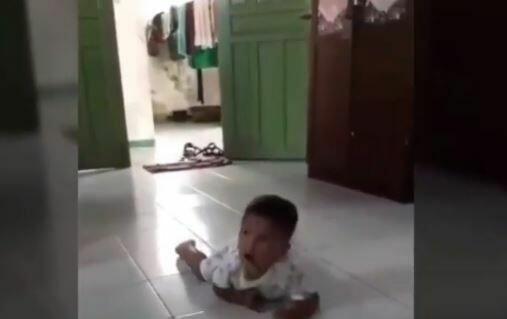 VIRAL! Tidak Permisi, Bocah Ini Dihukum Jalan Jongkok dan Merayap ala Militer