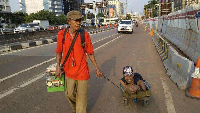 Kisah Kodir Jualan Keliling Sambil Rawat Anaknya yang Difabel
