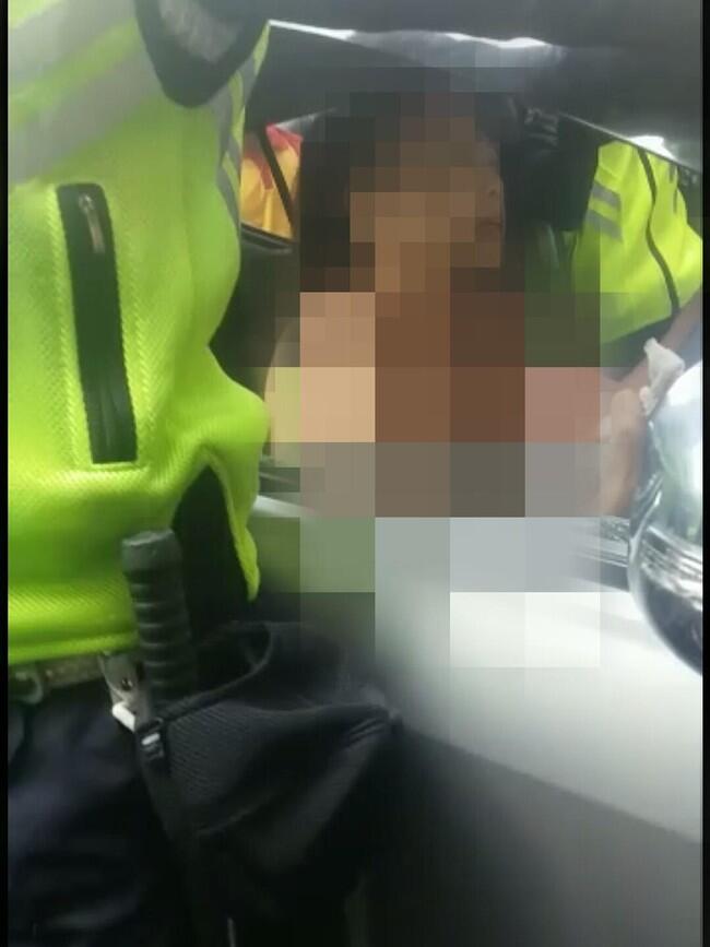 Emak-emak Topless Seruduk Bajaj dan Taksi, Polisi: Dia Sakit