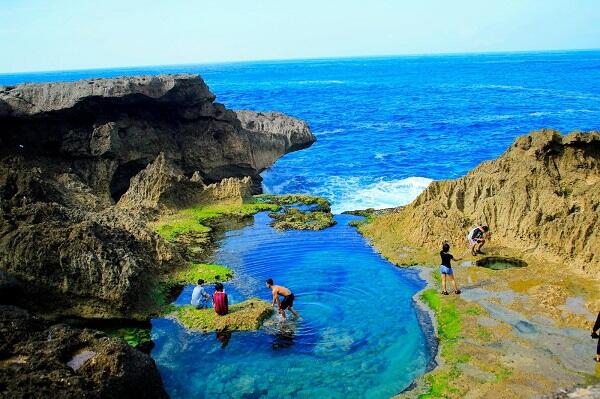 5 Kolam Renang Alami yang Bikin Adem Mata