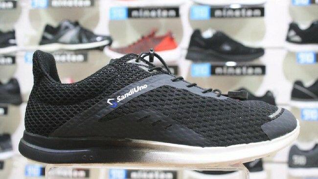Sepatu Kets yang Dipakai Sandiaga Dirancang Khusus untuk Blusukan