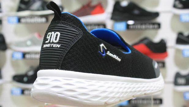 Sepatu Kets yang Dipakai Sandiaga Dirancang Khusus untuk Blusukan