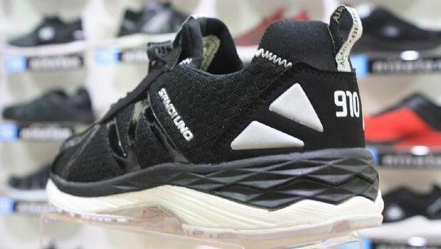 Sepatu Kets yang Dipakai Sandiaga Dirancang Khusus untuk Blusukan