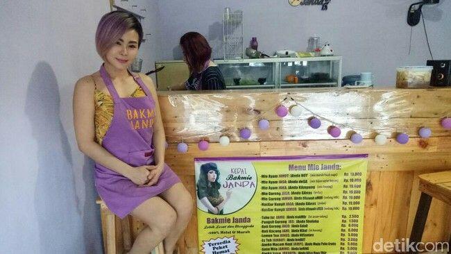 Pemilik Kedai Bakmi Janda ini Seksi, Ternyata Eks Model