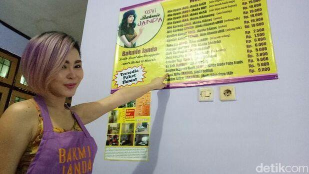 Pemilik Kedai Bakmi Janda ini Seksi, Ternyata Eks Model