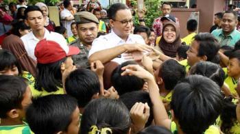 Anies Sandi kunjungi SDN di Jakarta, murid berebut cium tangan