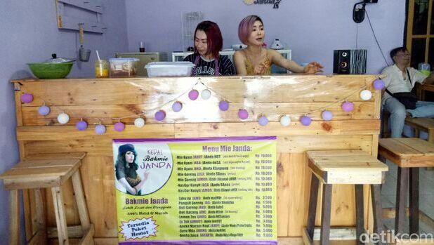 Mampir ke Kedai Bakmi Janda di Surabaya yang Viral