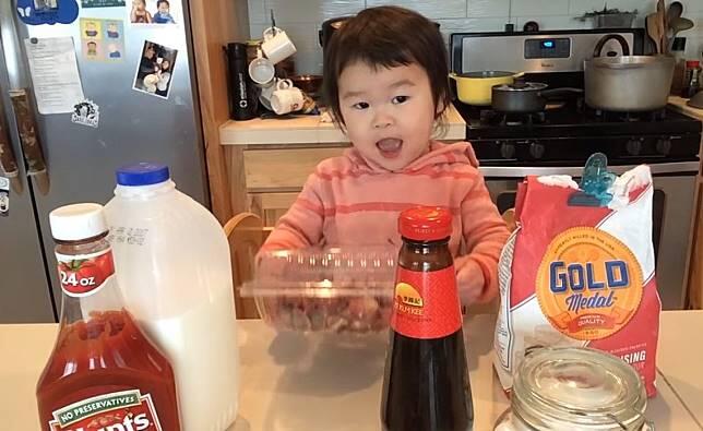 Buset! Berumur 2 Tahun, Anak Ini Sudah Memiliki Acara Masak