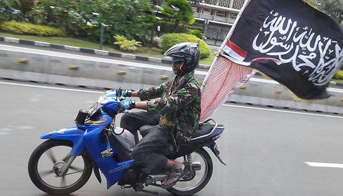 Pengendara Motor Nekat Kawal Anies-Sandi yang Naik Transjakarta