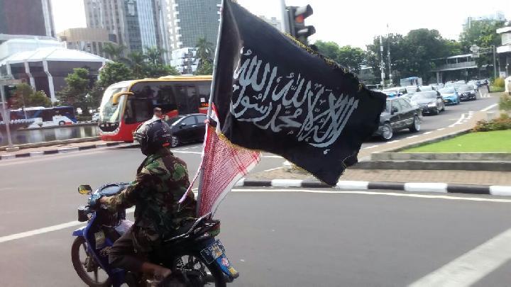 Bus Anies-Sandi Dikuntit Motor Fans Berbendera dan Stiker Pribumi