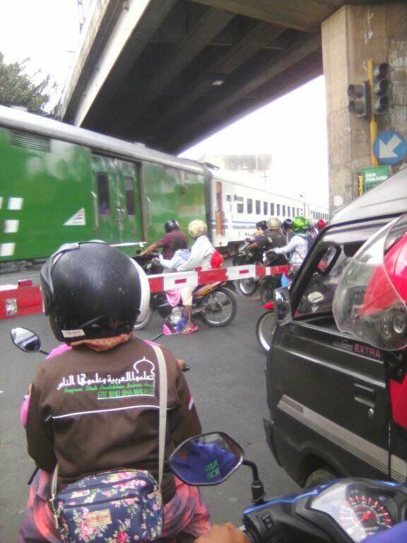Menerobos palang kereta api apalagi maju dikit-dikit #KASLANTAS