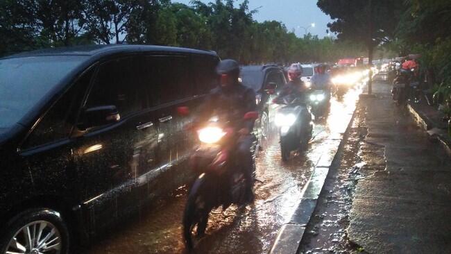 Hujan Guyur Jakarta: Tol Dalam Kota, Priok dan JORR Macet Parah