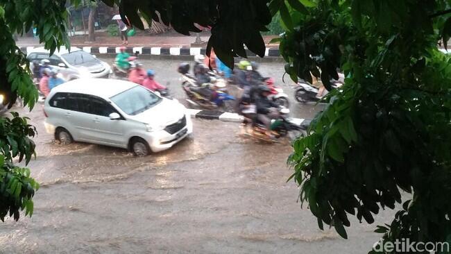 Hujan Guyur Jakarta: Tol Dalam Kota, Priok dan JORR Macet Parah