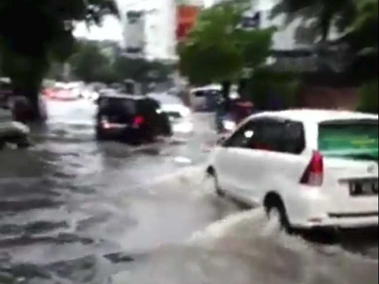 Banjir 25 Cm di Kemang, Satu Mobil Mogok