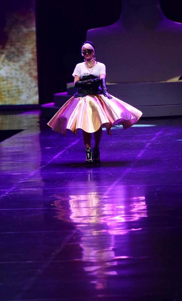 Agnez Mo dan Kacamata Hitam
