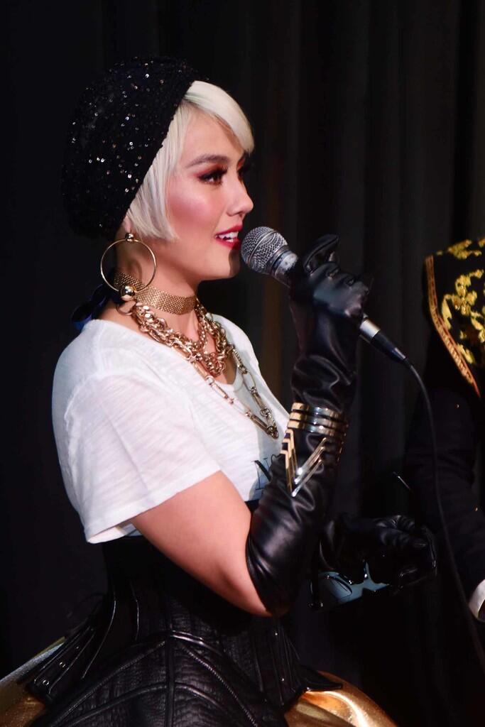 Agnez Mo dan Kacamata Hitam