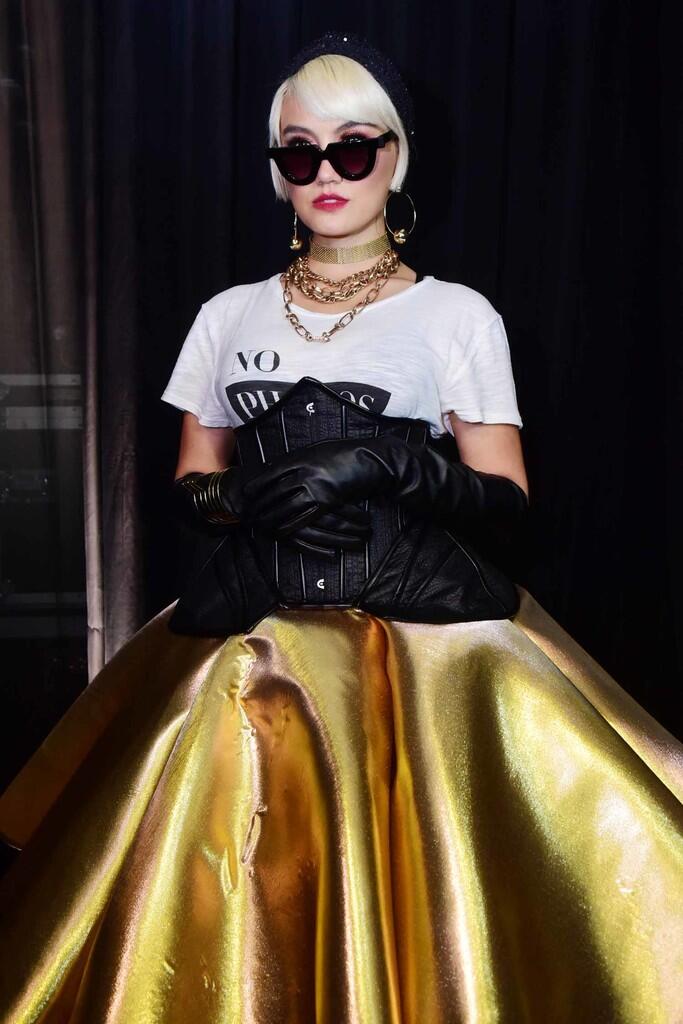 Agnez Mo dan Kacamata Hitam