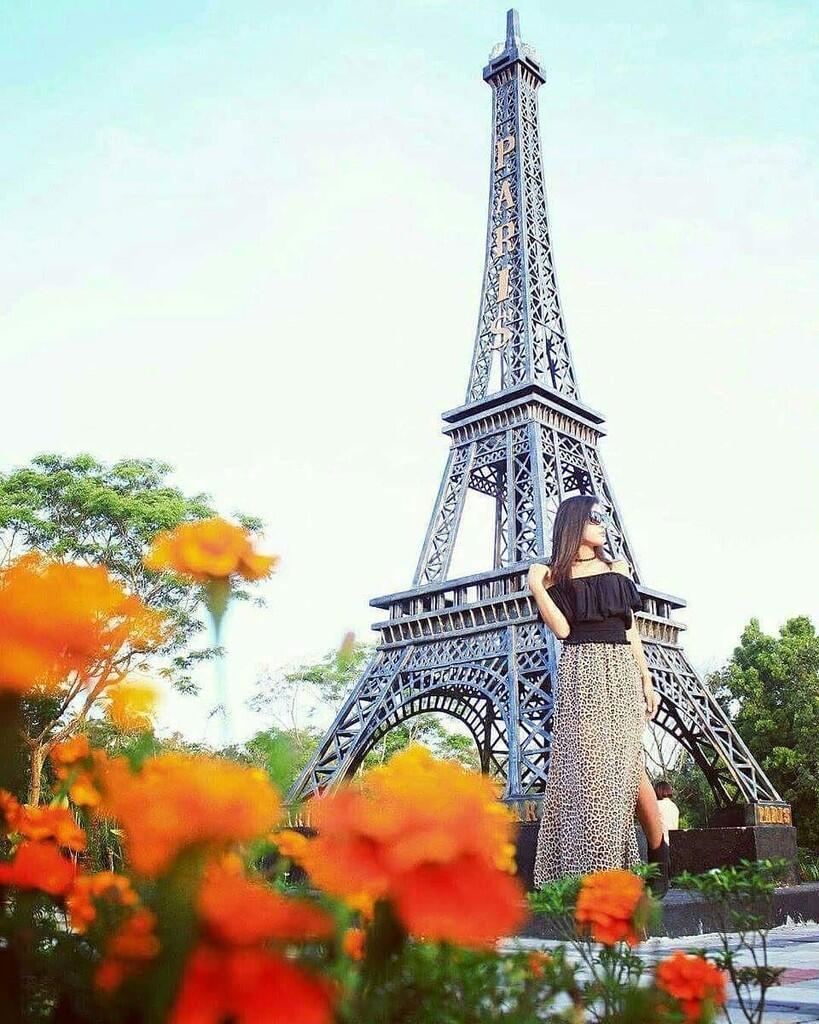 Menara Eiffel KW di Indonesia