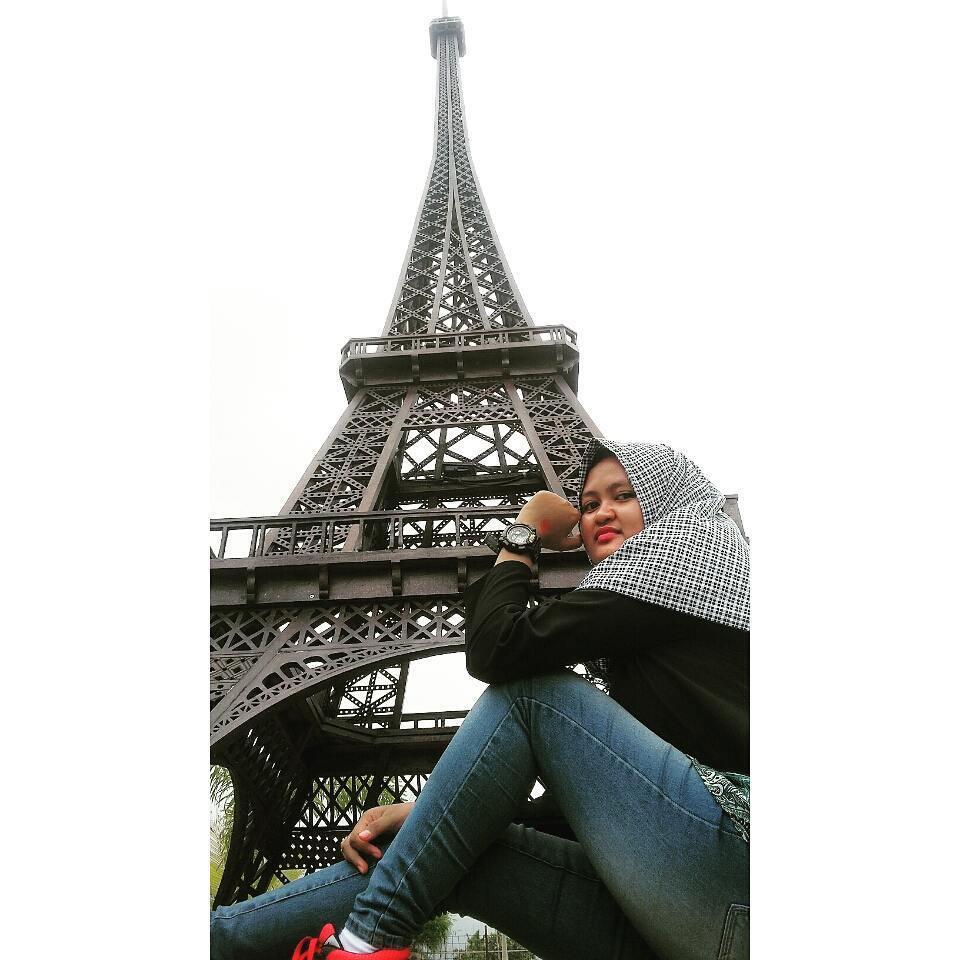 Menara Eiffel KW di Indonesia