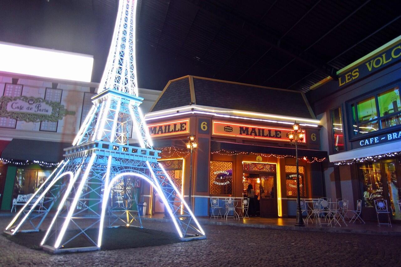 Menara Eiffel KW di Indonesia
