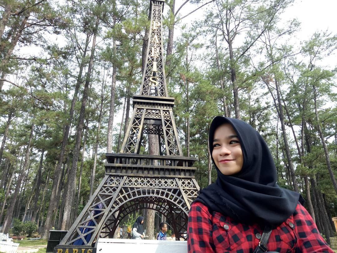Menara Eiffel KW di Indonesia