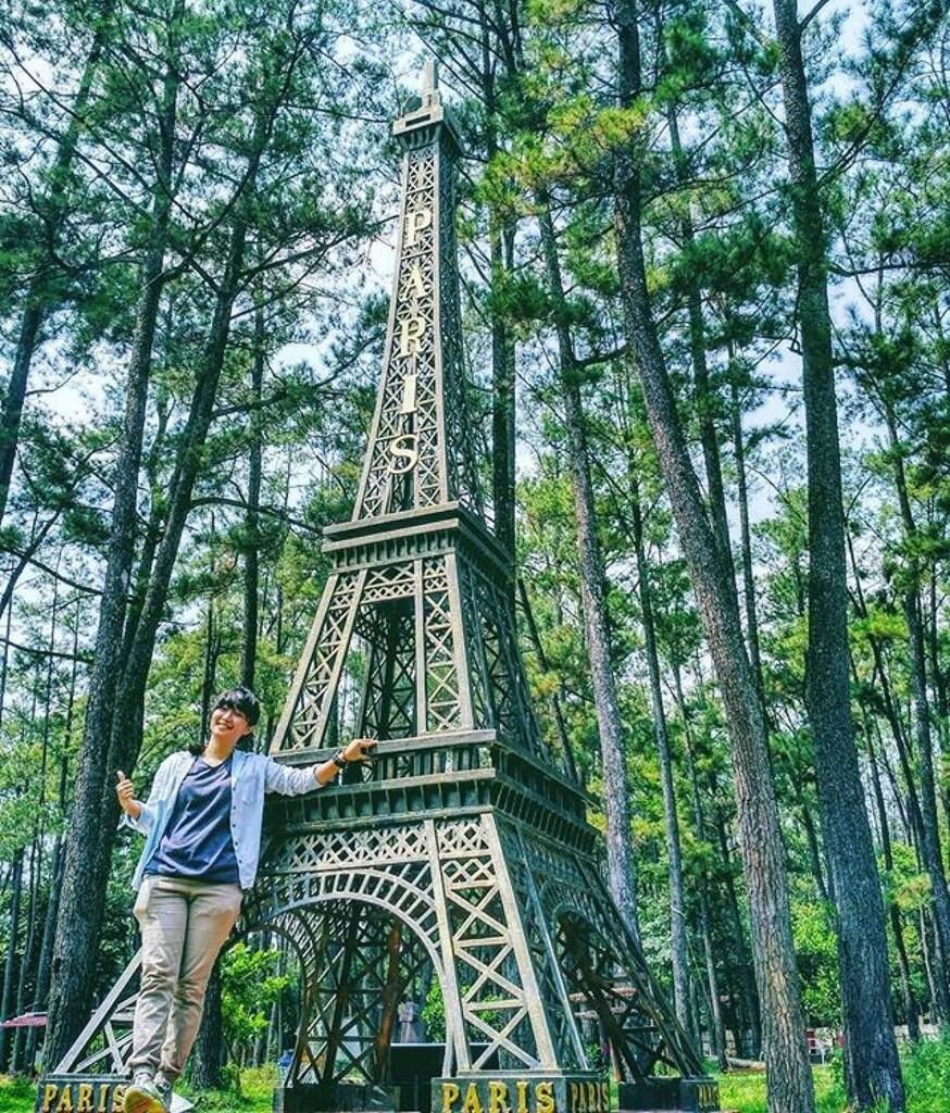 Menara Eiffel KW di Indonesia