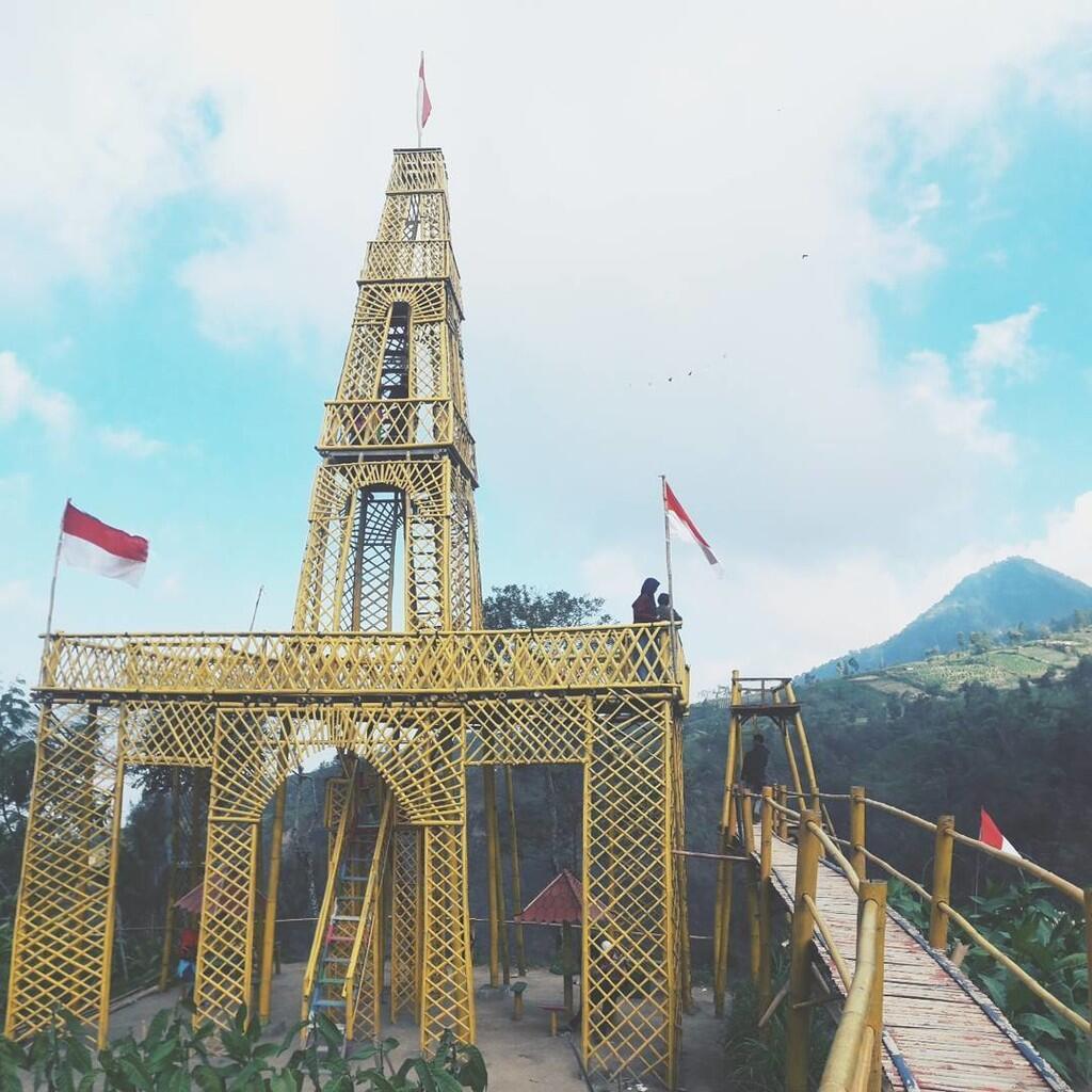 Menara Eiffel KW di Indonesia