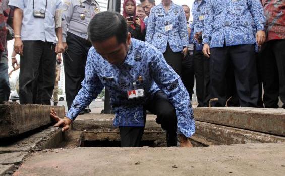 Saat Kampanye, Anies Nyebur ke Banjir, Sekarang Hanya Lewat CCTV