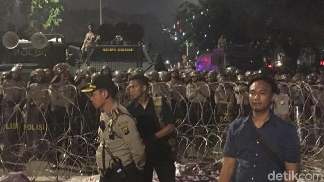 Mencekam, Massa Masih Bertahan di Depan Istana, Polisi Siagakan Water Canon