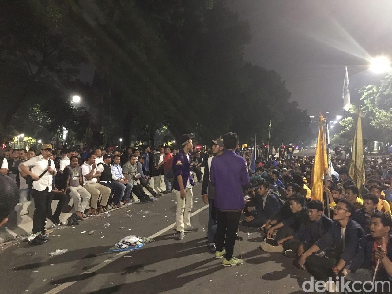 Mencekam, Massa Masih Bertahan di Depan Istana, Polisi Siagakan Water Canon