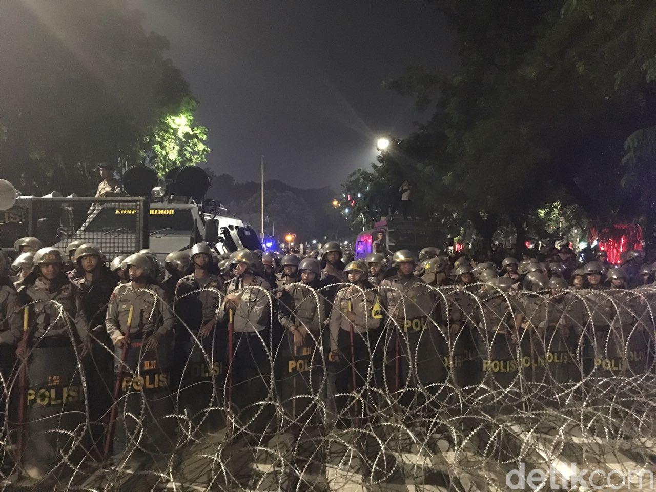 Mencekam, Massa Masih Bertahan di Depan Istana, Polisi Siagakan Water Canon