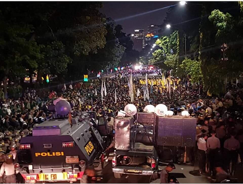 Mencekam, Massa Masih Bertahan di Depan Istana, Polisi Siagakan Water Canon