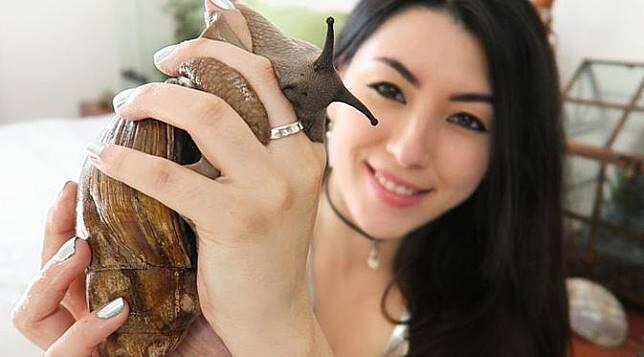 Dari Kecoak Sampai Bekicot Raksasa, Wanita Ini Doyan Pelihara Hewan Aneh!