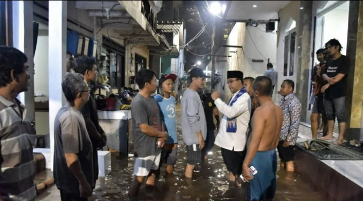 Ketika Anies Susuri Jalan Sempit di Malam Jumat Untuk Melayat Korban Tewas Tersetrum