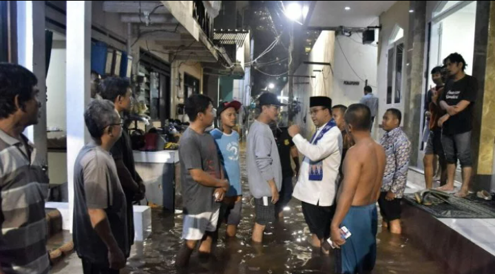 Ketika Anies Susuri Jalan Sempit di Malam Jumat Untuk Melayat Korban Tewas Tersetrum 