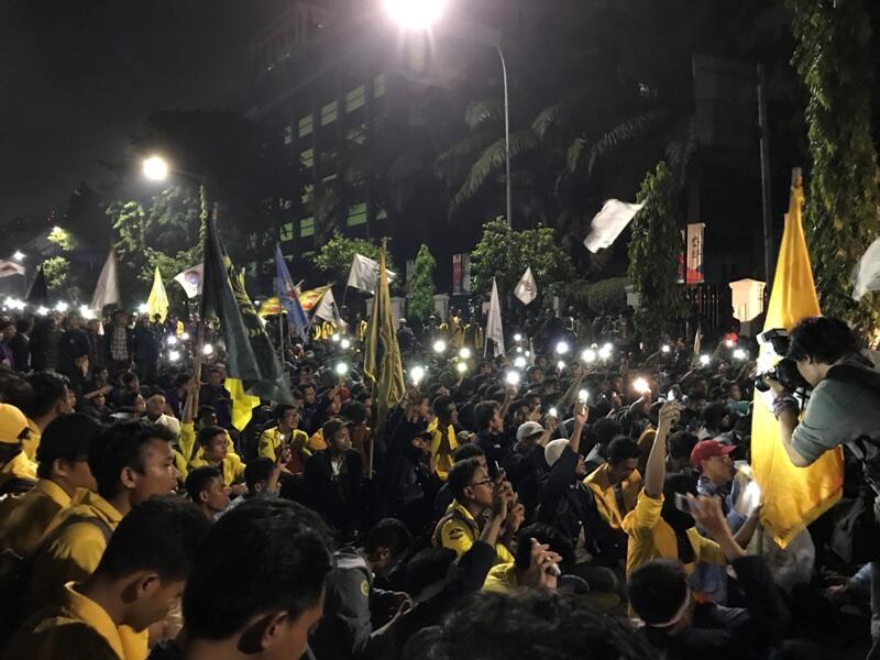 Bubarkan Demonstran, Polisi Kerahkan Barracuda di Depan Istana