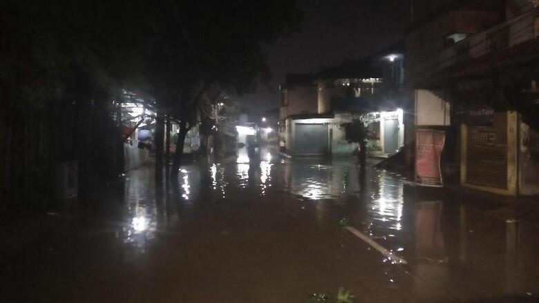 Kemang Utara Masih Banjir, Rumah Warga Terendam Air 1 Meter