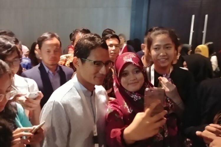 Diajak "Selfie" Wanita Cantik, Sandiaga Bilang Kalau Cakep Boleh Deh