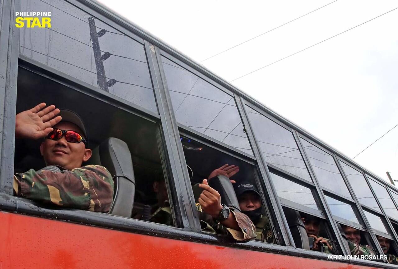 Potret Bahagia Pemulangan Tentara Filipina Setelah Mengalahkan Teroris Militan Islam