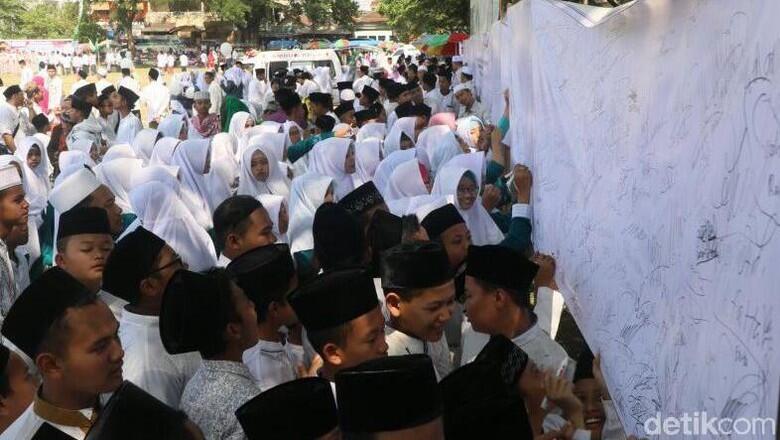Santri di Malang Galang Tanda Tangan Perpu Ormas Jadi Undang-Undang