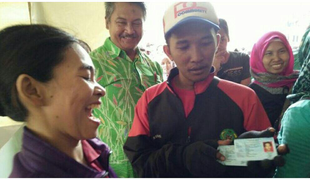Ekspresi Warga Dapat e-KTP dari Sujud Syukur hingga Bersorak