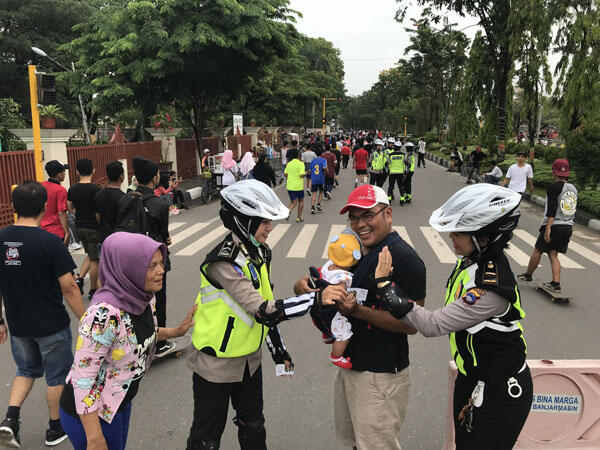 Yuk Kenalan dengan Polisi Bersepatu Roda Di CFD Banjarmasin!