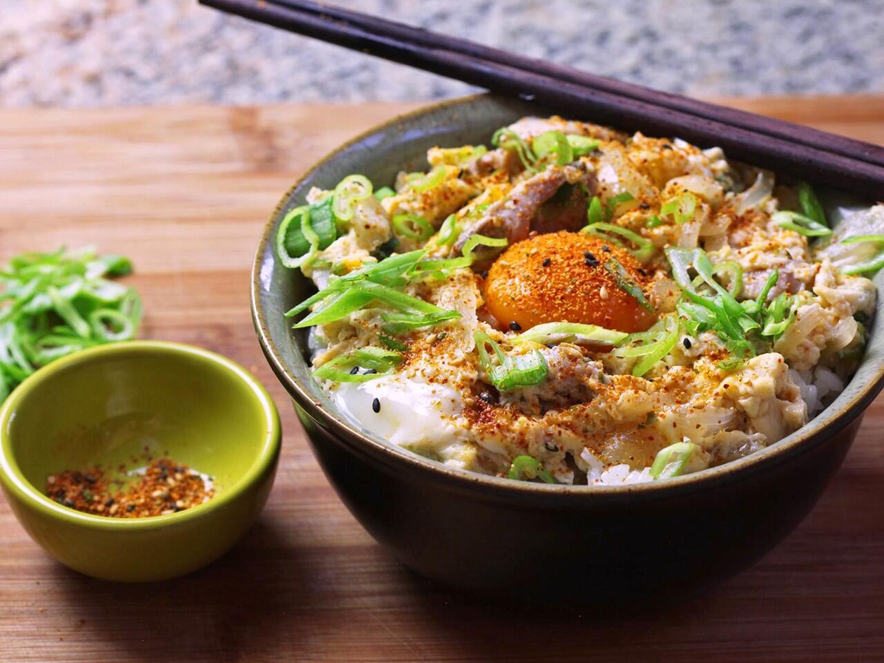 Yuk, Cicip Rice Bowl Ayam dan Dory Saus Telur Asin di 5 Tempat Ini
