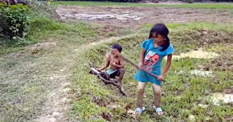 Disaat Kids JAMAN NOW have FUN , ini KID malah adu nyawa with SNAKE !