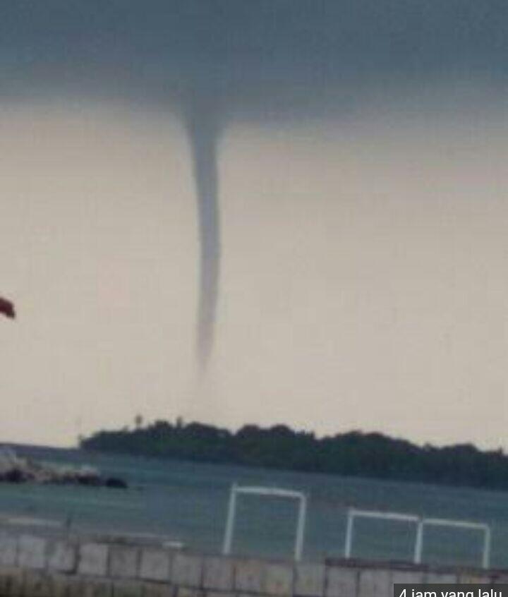 Tiga Tornado Muncul Bersamaan Di Laut Jakarta