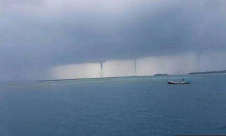 Tiga Tornado Muncul Bersamaan Di Laut Jakarta