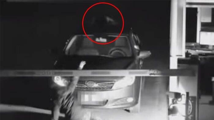 MOBIL INI JALAN SENDIRI TANPA ADA SOPIR !! SOSOK INI TEREKAM KAMERA CCTV!!