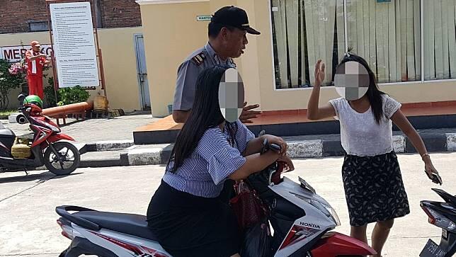 Kena Tilang Polisi, Alasan 2 Wanita Ini: Habis Creambath Pak!