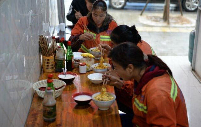 Restoran Ini Gratiskan Makanan Untuk Penyapu Jalan