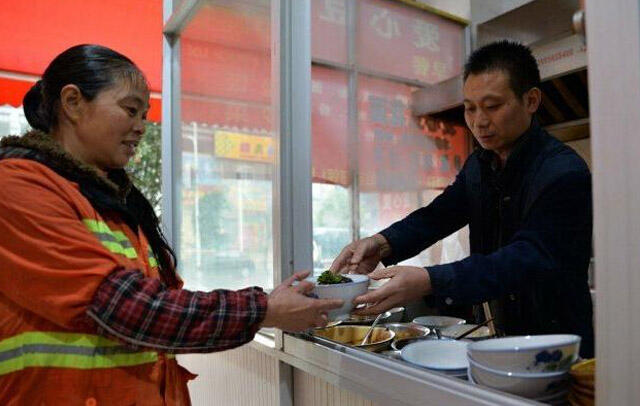 Restoran Ini Gratiskan Makanan Untuk Penyapu Jalan